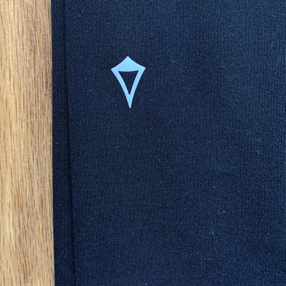 SOLD Ivivva Everlux Rhythmic Leggings Cropped Black Size 14 - Picture 4 of 7